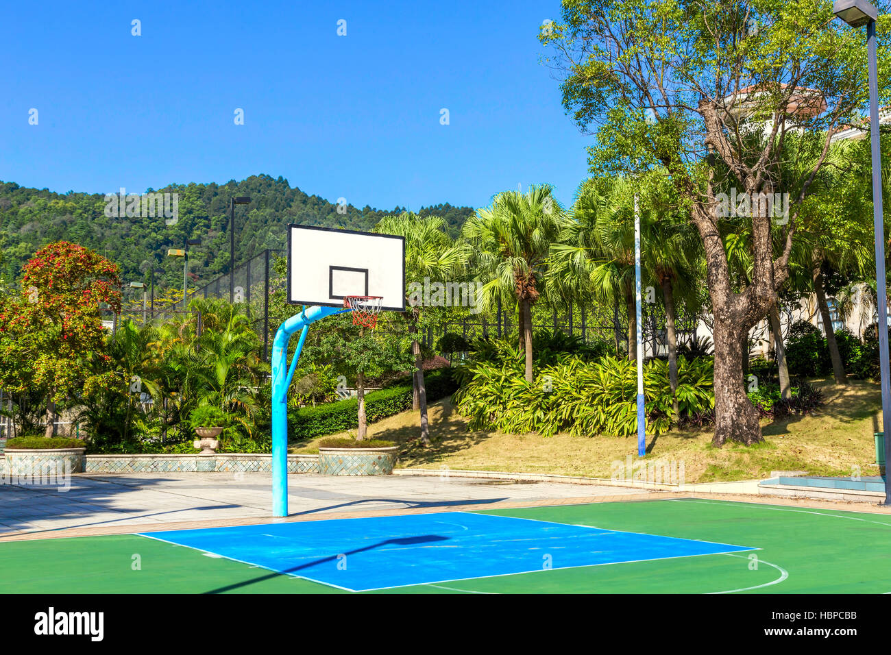 Resort piscine terrain de basket-ball Banque D'Images