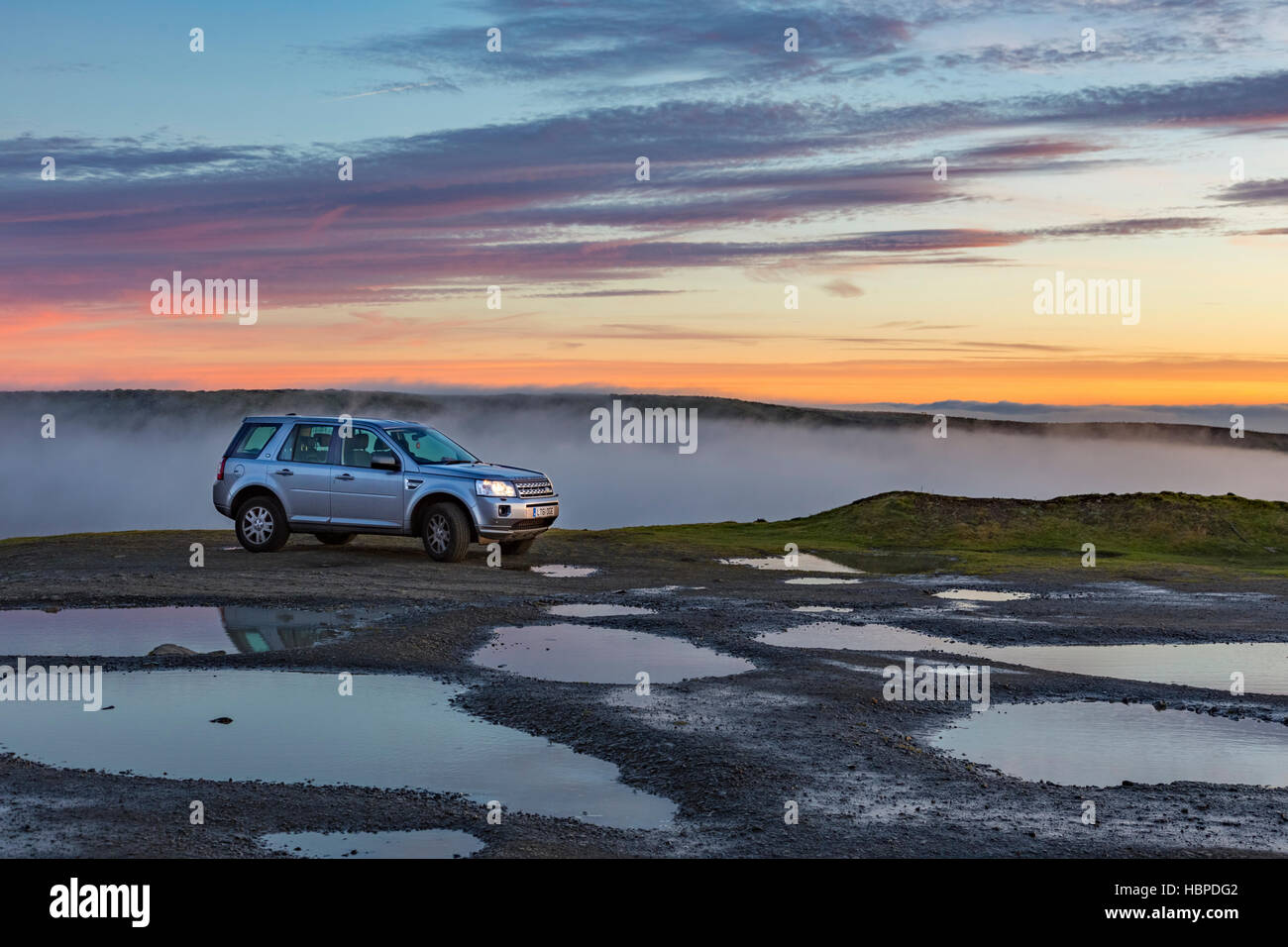 Land Rover Discovery au coucher du soleil, England, UK Banque D'Images