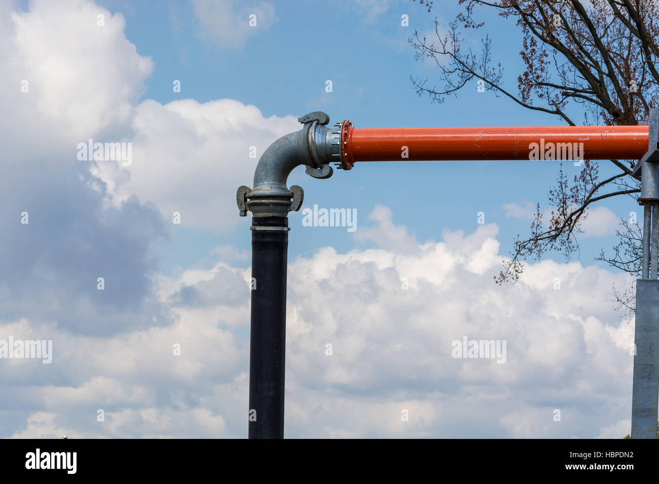 Le pompage de l'eau d'une rivière. Banque D'Images