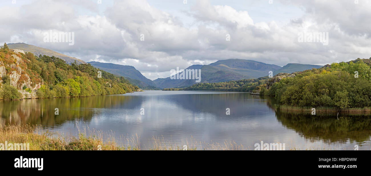 Llyn Padarn lake près du village de Llanberis et la lointaine Snowdon, Massif du Parc National de Snowdonia, Gwynedd, au nord du Pays de Galles, Royaume-Uni Banque D'Images