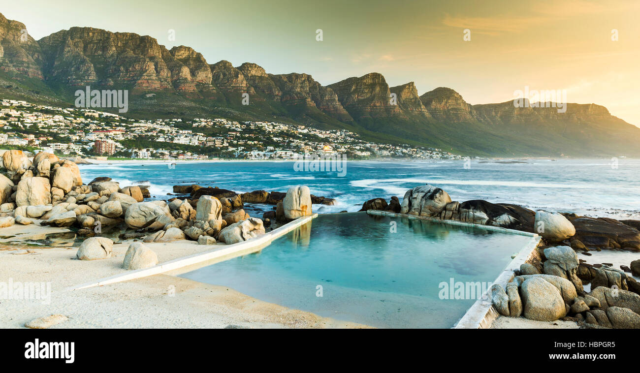 Camps Bay, Cape Town au crépuscule Banque D'Images