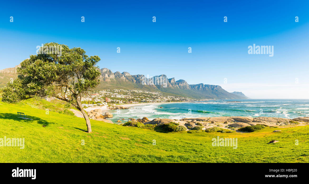 Ciel bleu, plus de Camps Bay à Cape Town, Afrique du Sud Banque D'Images