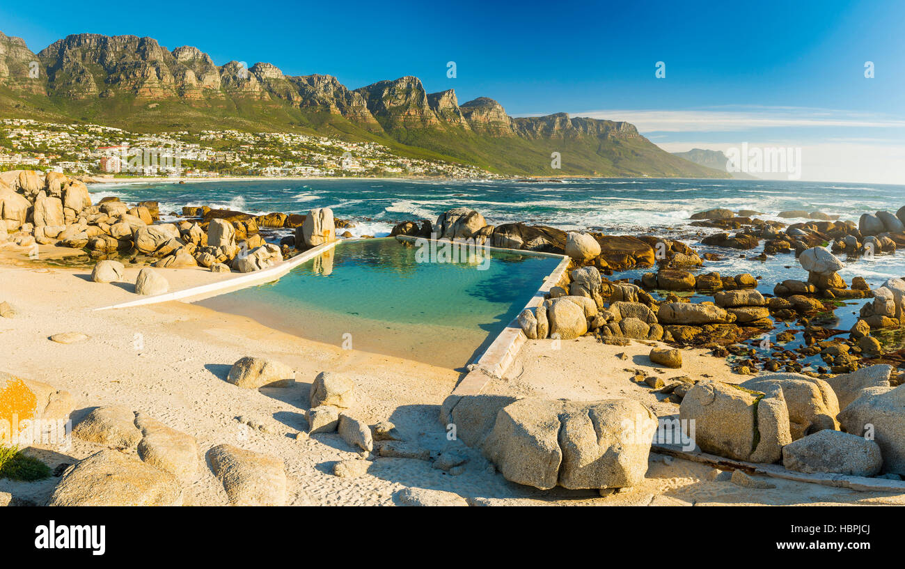 Camps Bay Ocean piscine avec douze apôtres derrière Banque D'Images