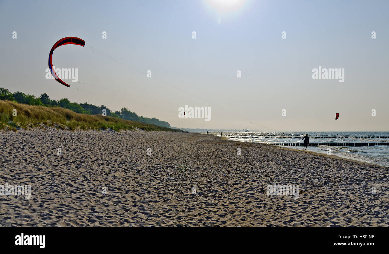 Kite surfer à sandy beach Banque D'Images