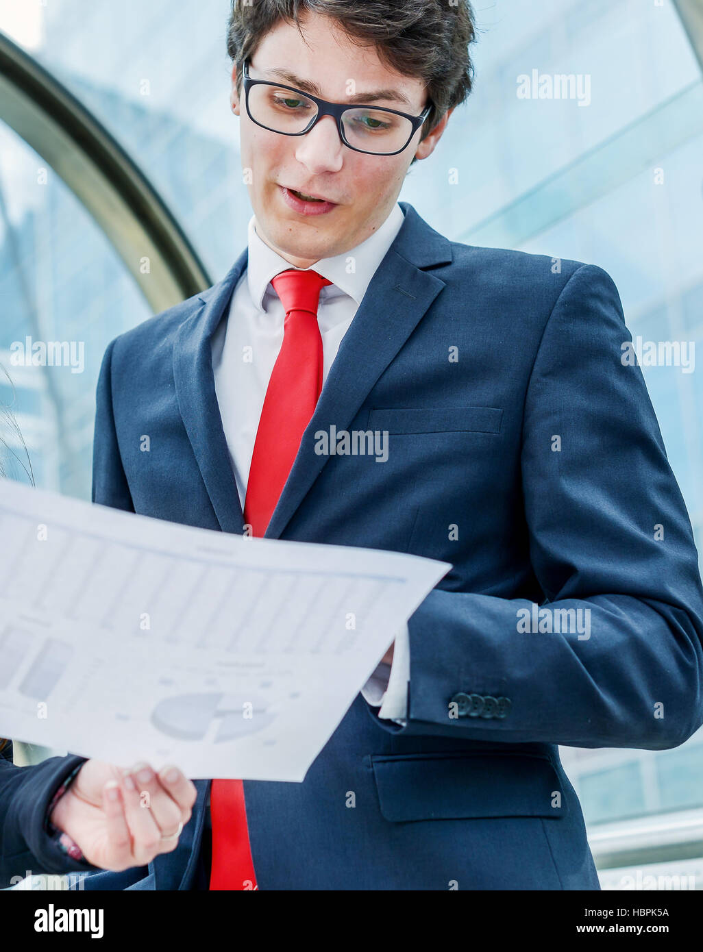 Les gens d'affaires travaillant à l'extérieur du bureau Banque D'Images