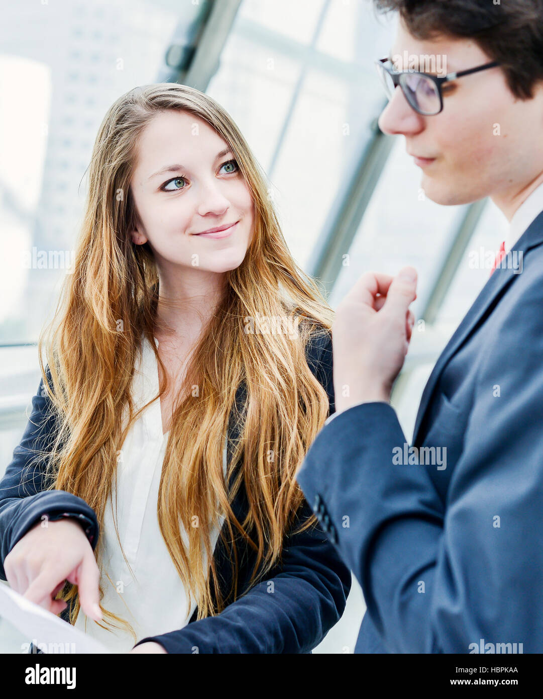 Business people walking outside office Banque D'Images