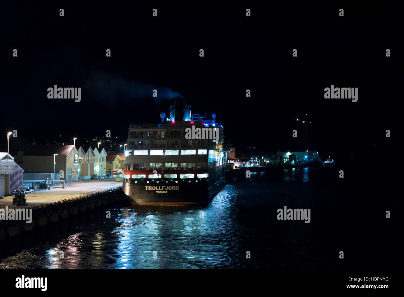 Mme Hurtigruten Trollfjord accosté à Rorvik, la Norvège. Banque D'Images