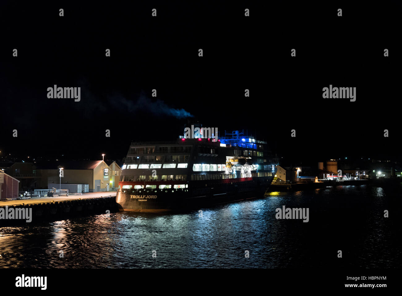 Mme Hurtigruten Trollfjord accosté à Rorvik, la Norvège. Banque D'Images