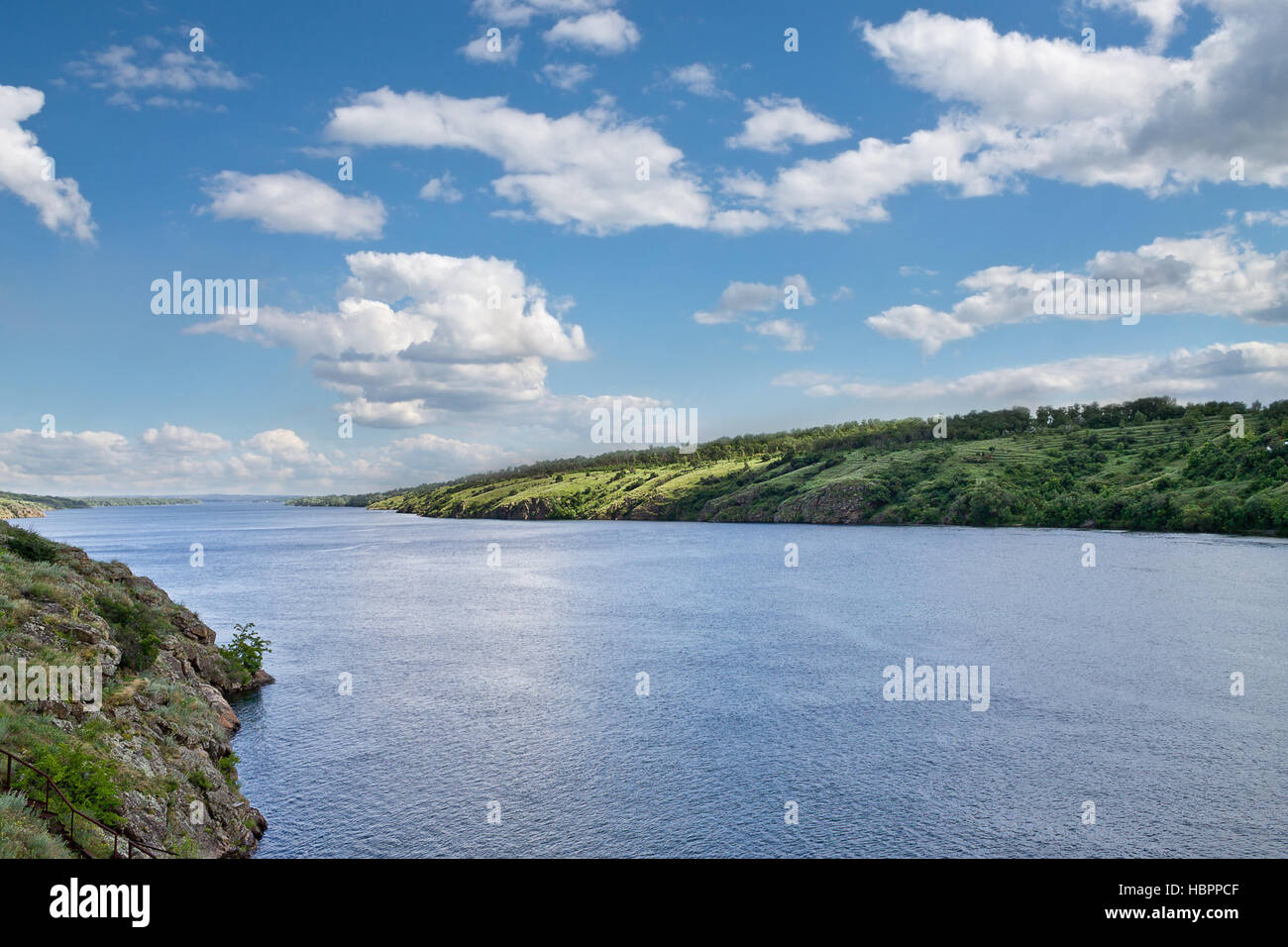 Paysage avec rivière Dniepr nuageux jour d'été Banque D'Images