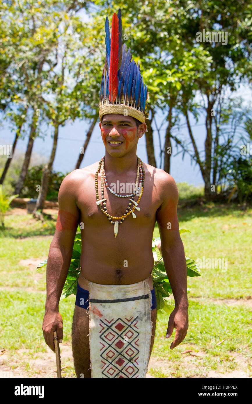 Bel homme d'une tribu indienne du Brésil en Amazonie, Brésil Banque D'Images