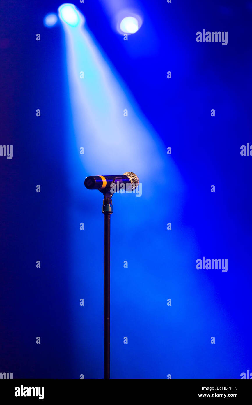Dans le microphone d'éclairage bleu Banque D'Images