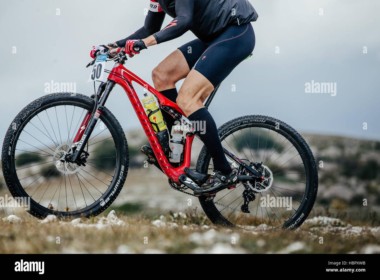 Gros plan du sportif mountainbiker et du sport cycliste dans l'eau bouteille pendant la course de Crimée mountainbike Banque D'Images