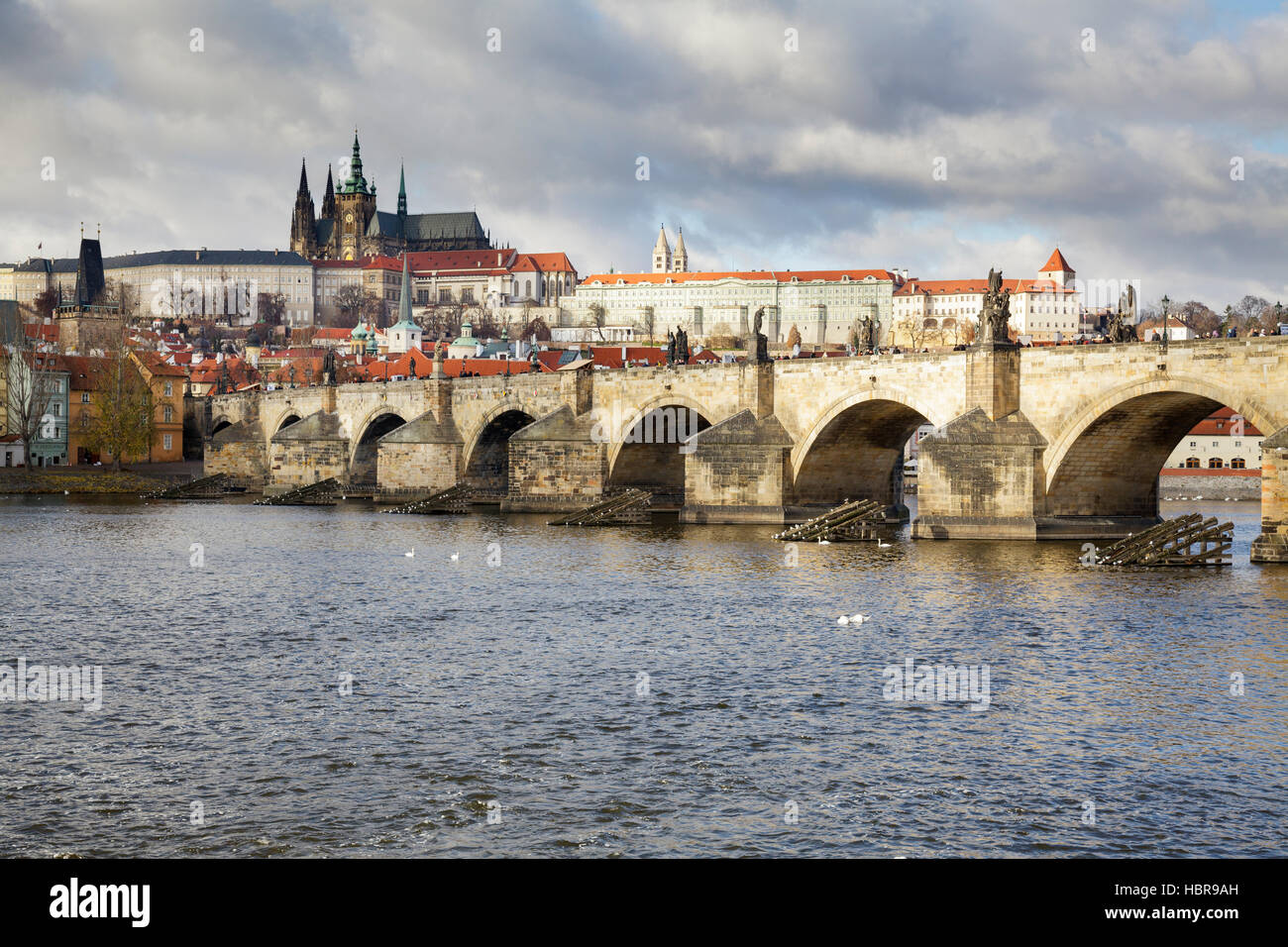 Vue sur le Pont Charles avec le château et la rivière Vlatva, Prague, République Tchèque Banque D'Images