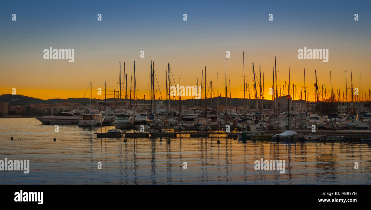 Magnifique coucher de soleil couleur dans le port de plaisance. Fin d'une chaude journée ensoleillée à Ibiza, St Antoni de Portmany, Espagne. Banque D'Images