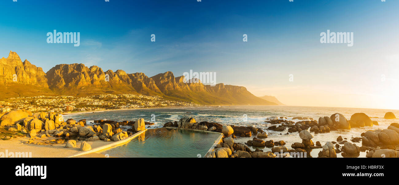 Coucher du soleil panorama de Camps Bay, Cape Town en Afrique du Sud Banque D'Images