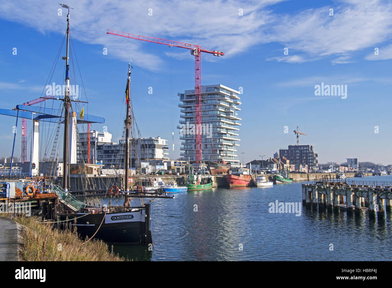 Deux-master navire à voile de Nele et nouveaux appartements en cours de construction pour l'immobilier dans le projet Oosteroever Ostende Harbour le long de la côte de la mer du Nord en Belgique Banque D'Images