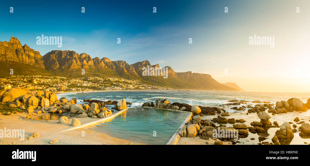 Coucher du soleil panorama de Camps Bay, Cape Town en Afrique du Sud Banque D'Images