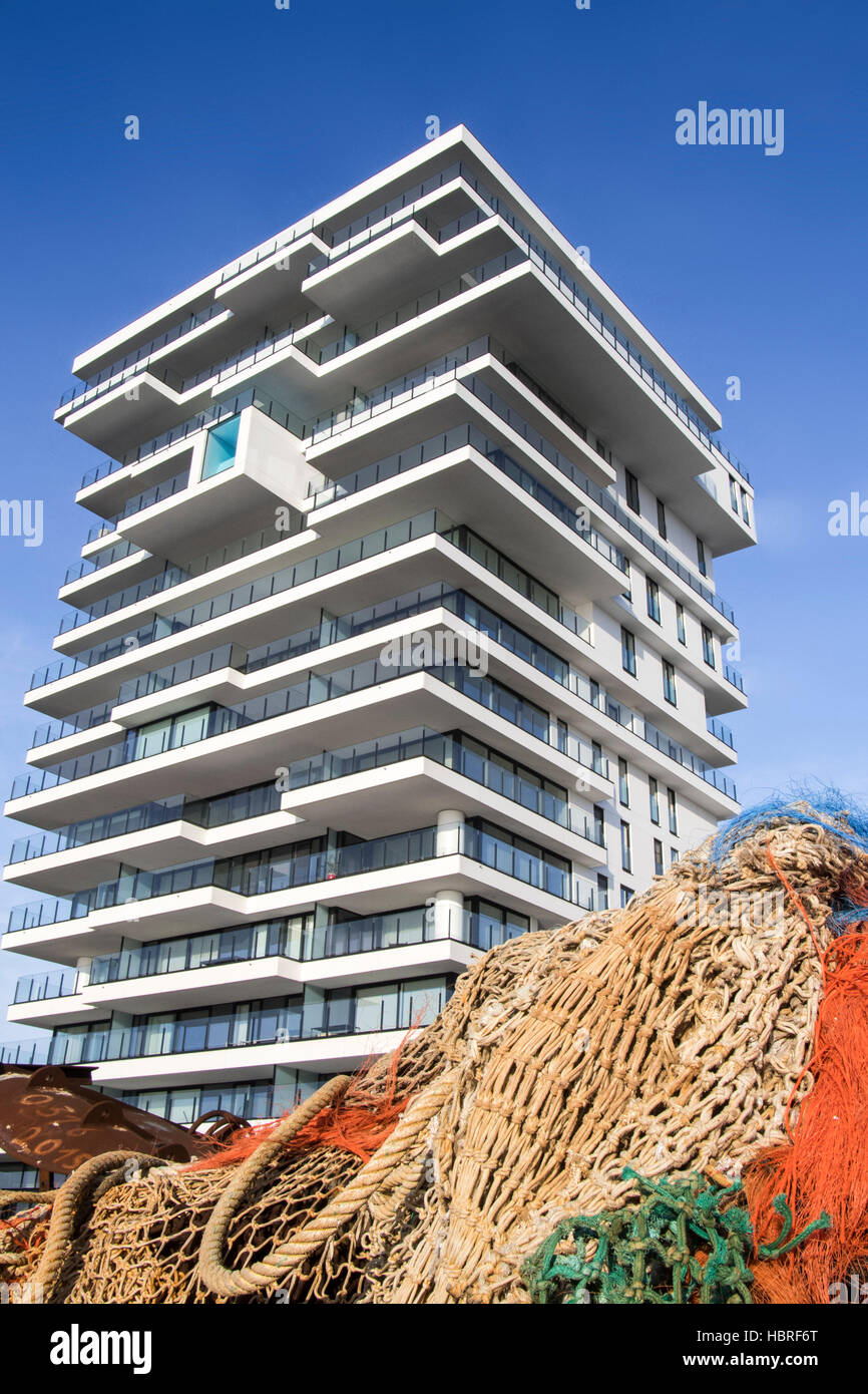 Filets de pêche sur le quai et nouvelle télévision étant construire pour projet immobilier Oosteroever dans le port d'Ostende, le long de la côte de la mer du Nord en Belgique, Belgique Banque D'Images