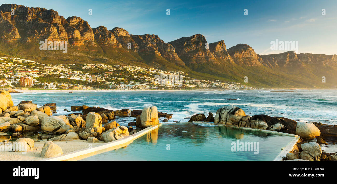 Coucher du soleil panorama de Camps Bay, Cape Town en Afrique du Sud Banque D'Images