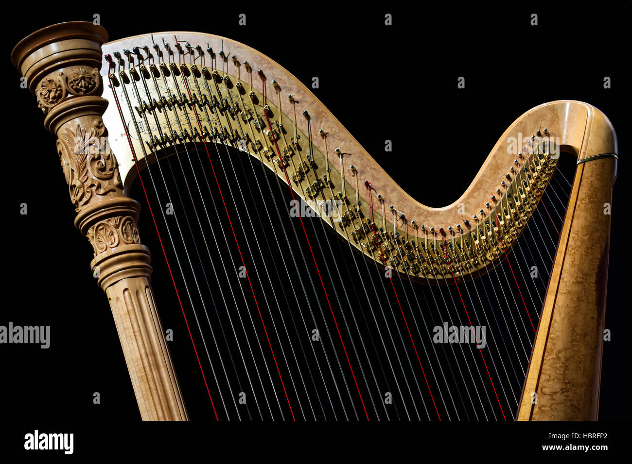 Belle forme de harpe, Close up sur le noir, fond noir Banque D'Images