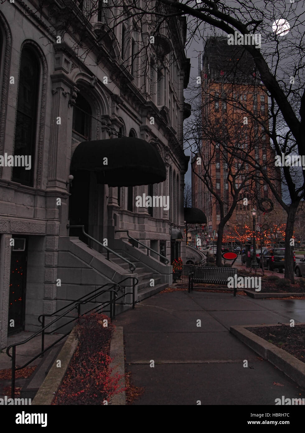 Hanover Square, Syracuse, New York la nuit pendant la saison de Noël Banque D'Images