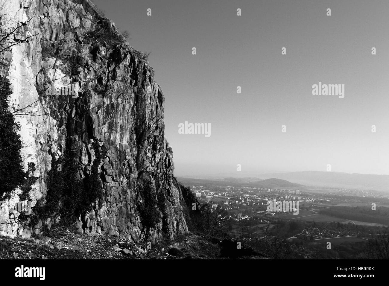 Rocher au-dessus de la ville Banque D'Images