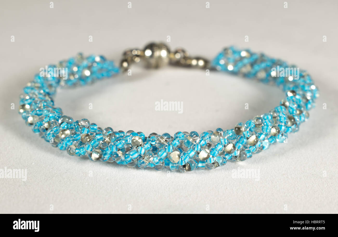 Dans cette photo il y a un bracelet fait maison à partir de petites perles  transparentes et bleues avec une fermeture aimant argenté Photo Stock -  Alamy
