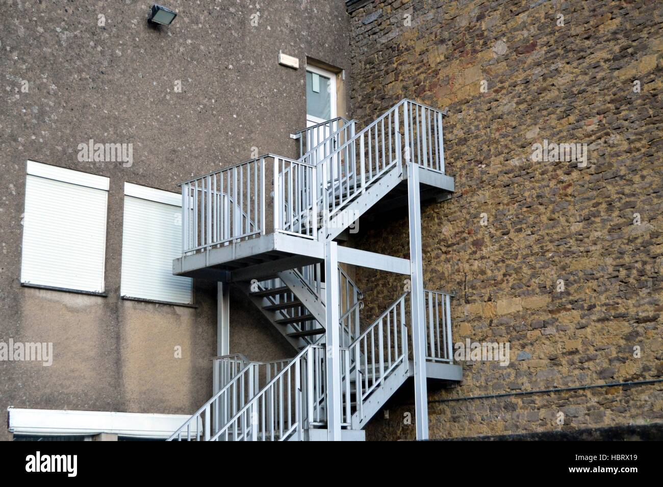 Escalier extérieur en métal avec deux landing Banque D'Images