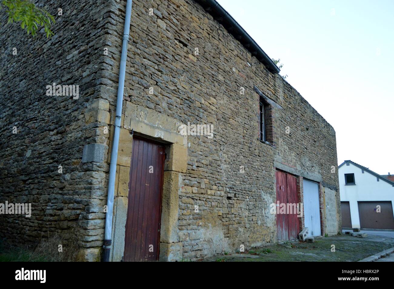 Ancienne grange en pierre de taille aux portes de garage Banque D'Images
