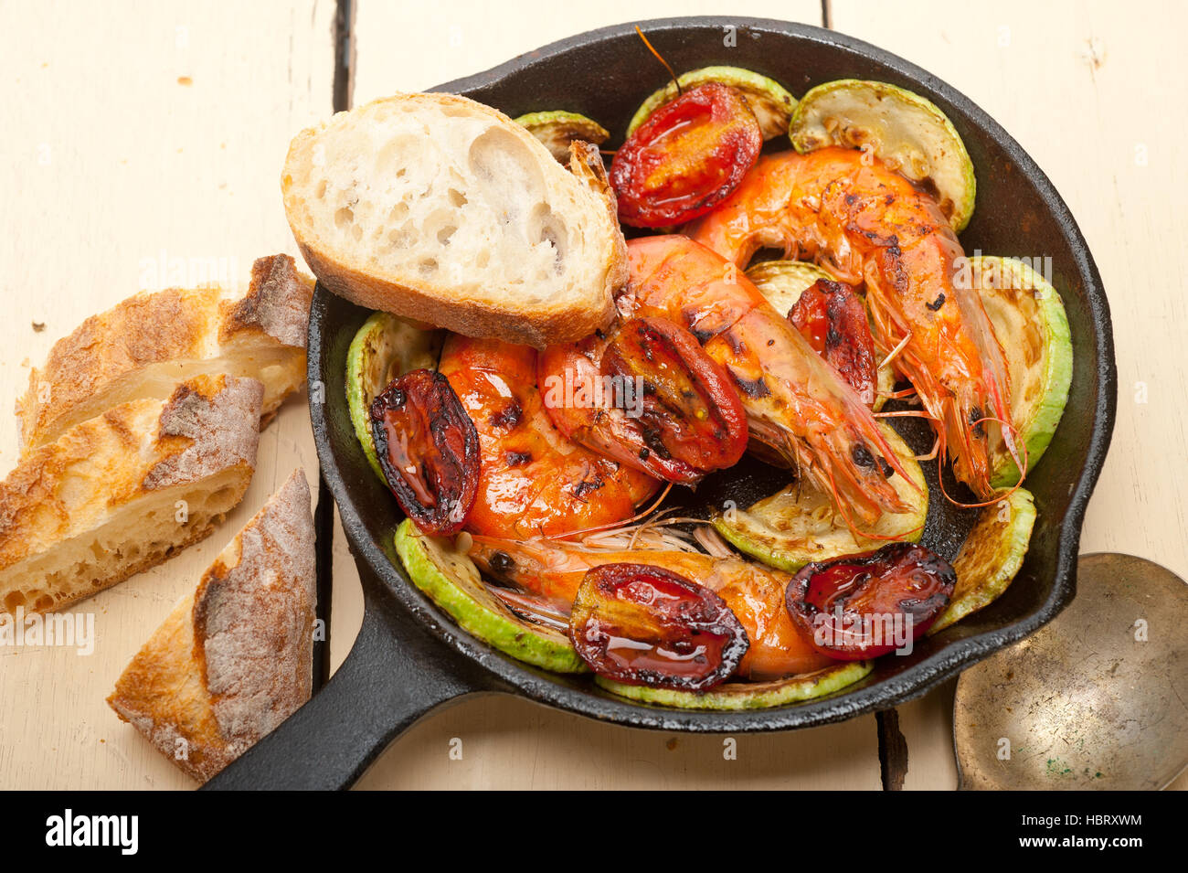 Crevettes grillées avec les courgettes et tomates Banque D'Images