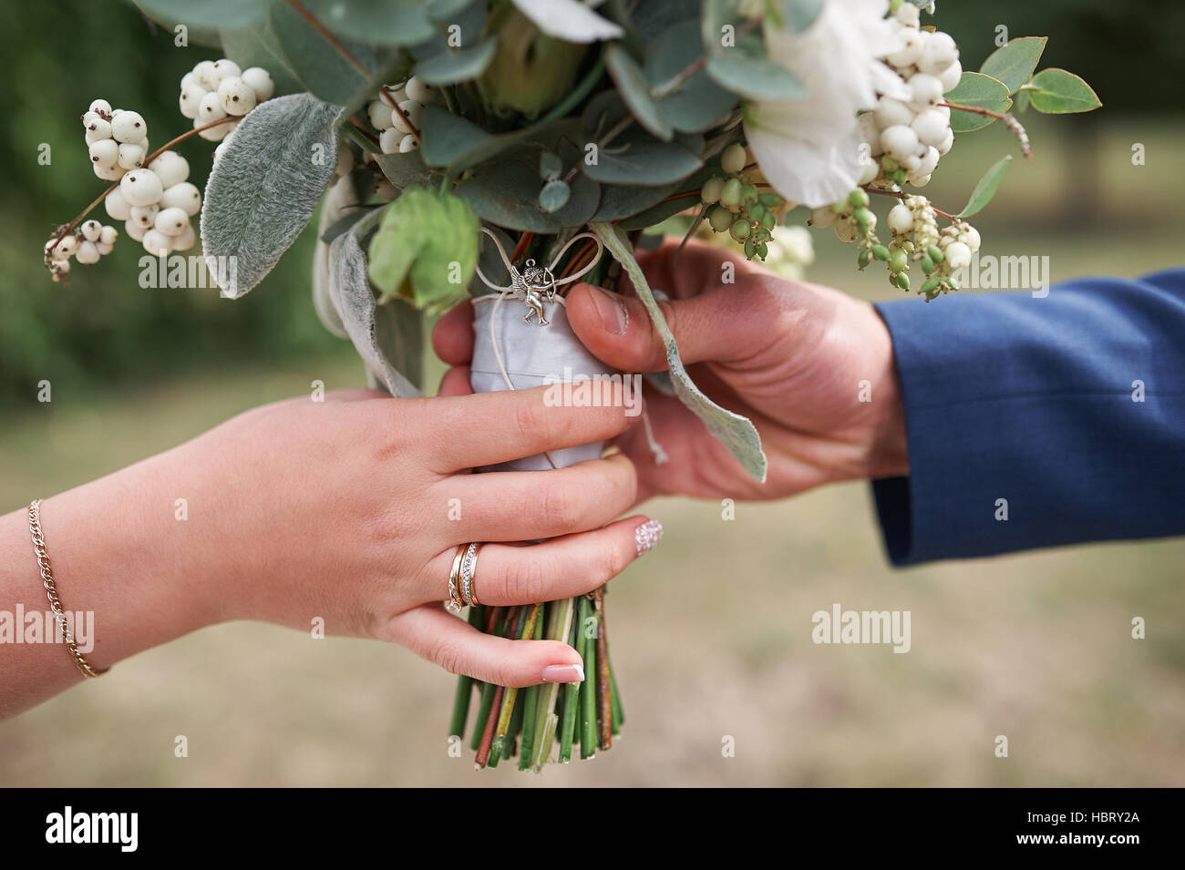 Le marié donne à la mariée un bouquet de mariage close-up Banque D'Images