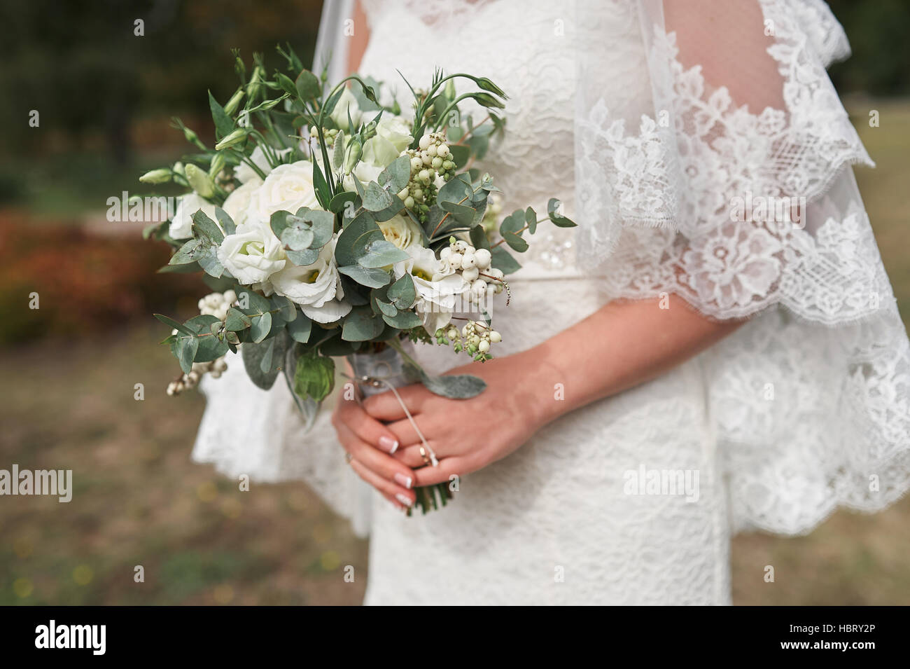 Bride holding a bouquet de roses blanches Banque D'Images