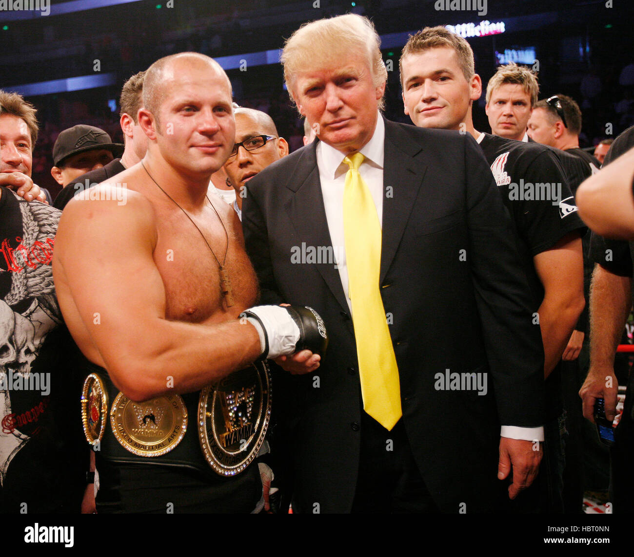 Fedor Emelianenko pose avec Donald Trump dans l'anneau après battant Tim Sylvia au Affliction's 'interdit', un combat d'arts martiaux mixtes au Honda Center le 19 juillet 2008 à Anaheim, en Californie. Francis Specker Banque D'Images