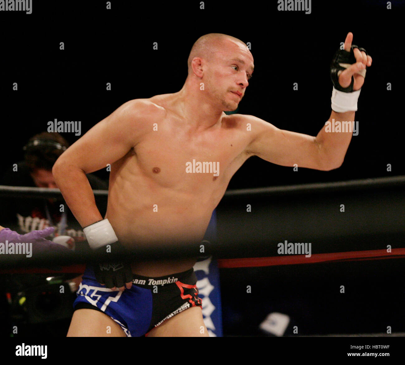 Mark Hominick célèbre sa victoire sur les jeunes à l'Affliction de