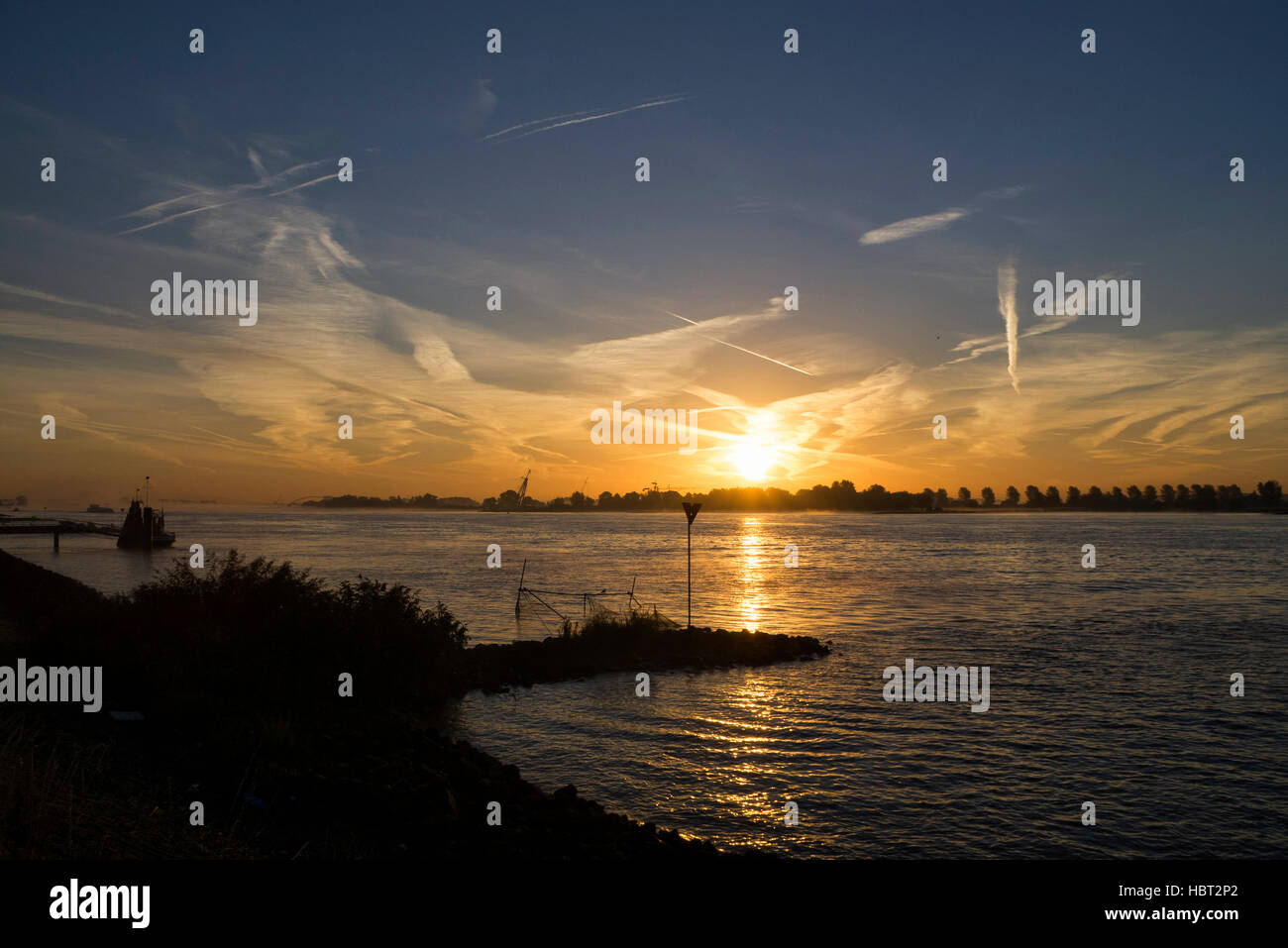 Lever du soleil au-dessus de la rivière Merwede Banque D'Images