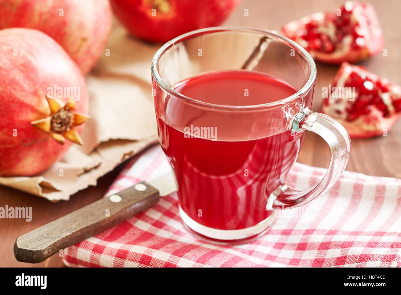 Verre de jus de grenade avec fruits frais sur la table en bois Banque D'Images