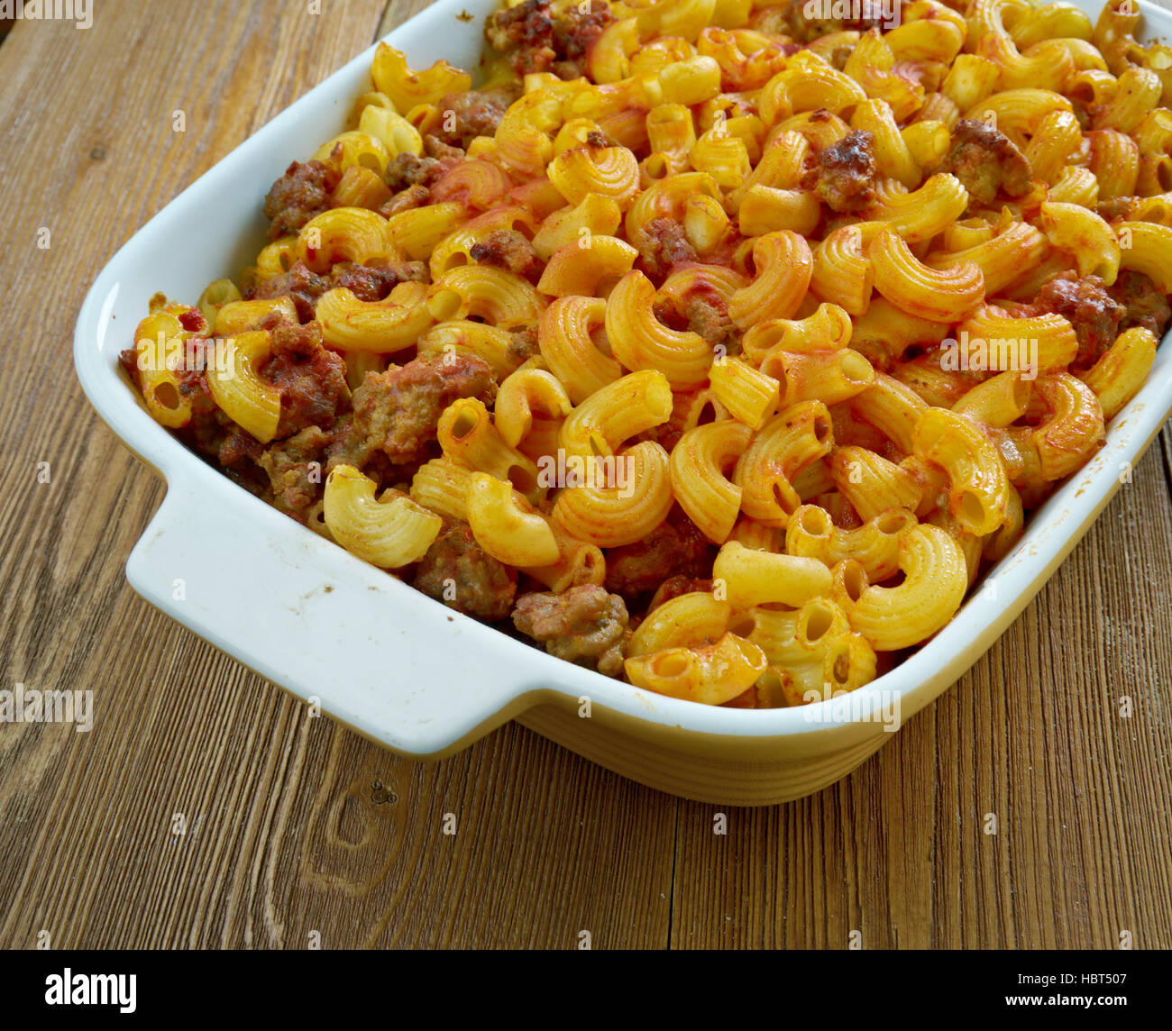 Johnny Marzetti en casserole. Midwest américain italien composé d'un