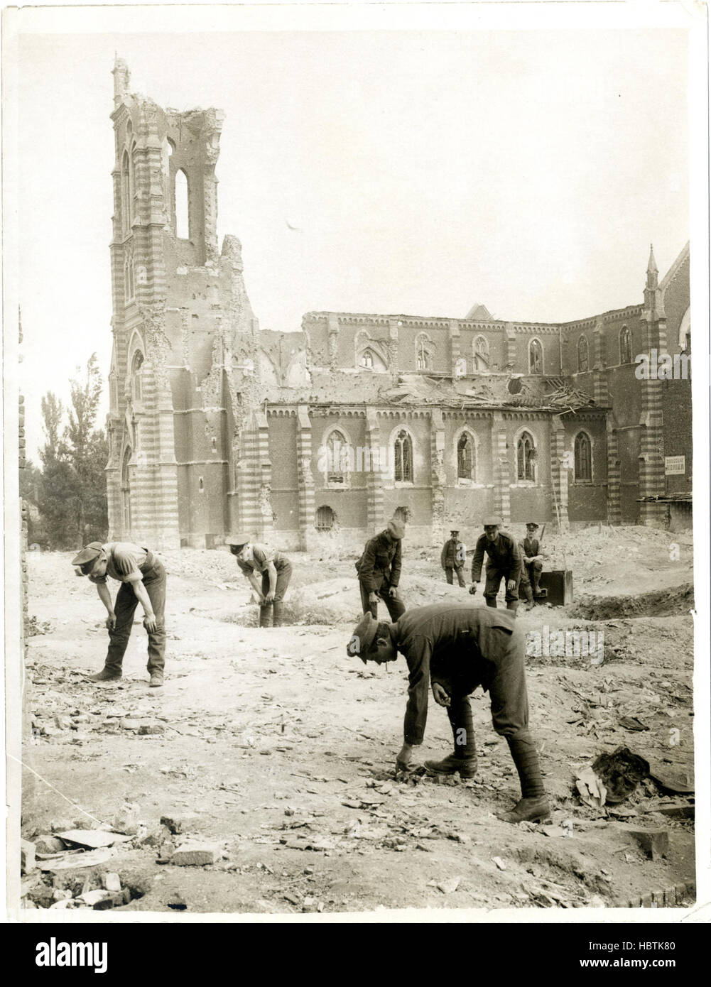 Une église bombardée en France, cratères en premier plan [Laventie, Banque D'Images