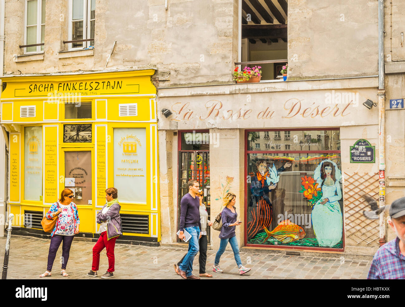 Scène de rue à l'avant du finkelsztain deli et la rose du desert mariage boutique, quartier du Marais Banque D'Images