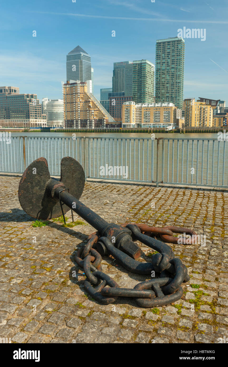 Docklands Rotherhithe Londres. Avec Canary Wharf Tower. avec old anchor en premier plan Banque D'Images