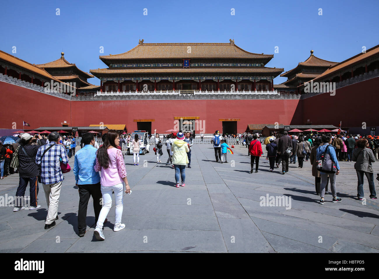 Les touristes entrant dans les portes de la cité interdite à Pékin, Chine Banque D'Images