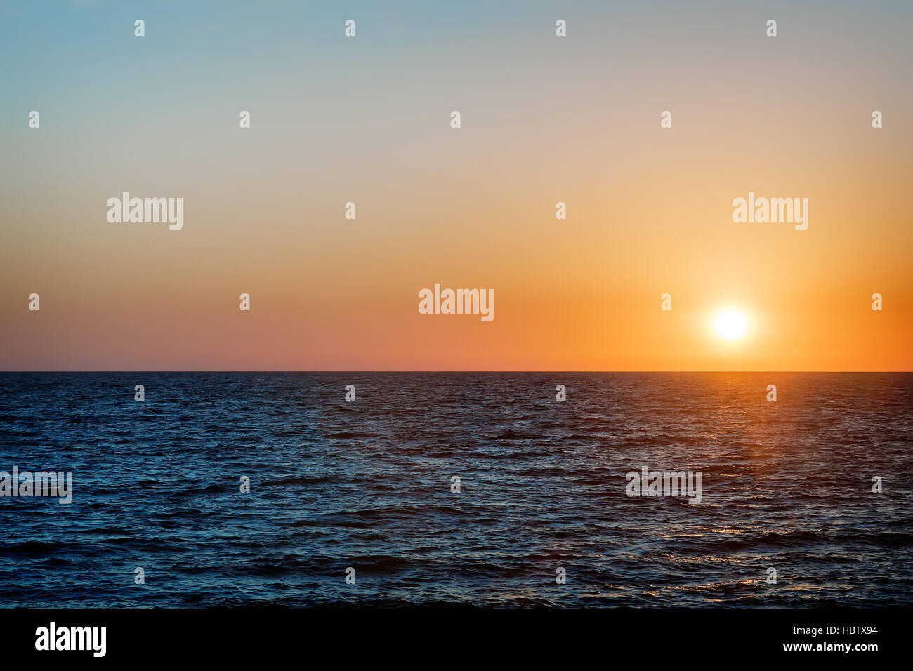 Paysage : couchers de soleil sur la mer. Banque D'Images