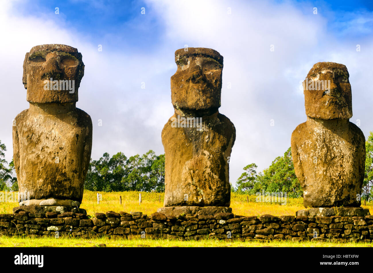 Trois statues moai sur l'île de Pâques, Chili Banque D'Images