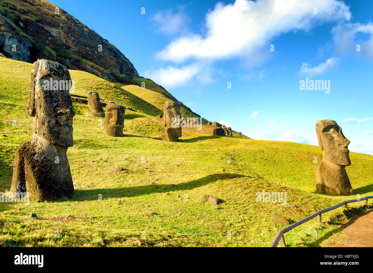 Moai de pierre sur l'île de Pâques à Rano Raraku au Chili Banque D'Images