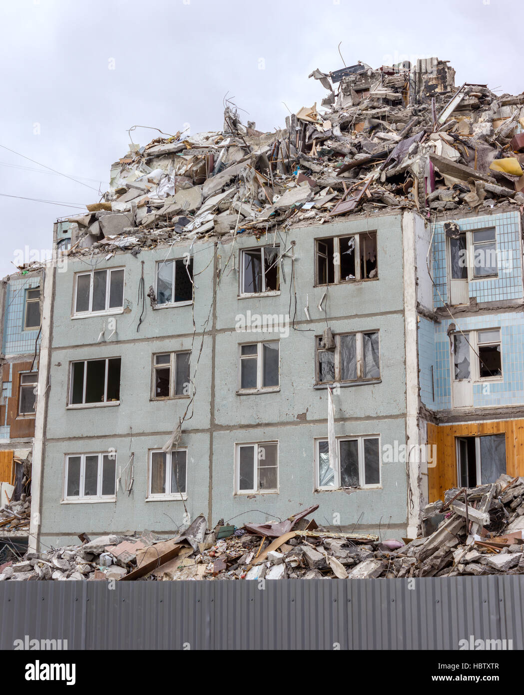 Démolition de bâtiments en milieu urbain. Maison en ruines. Banque D'Images