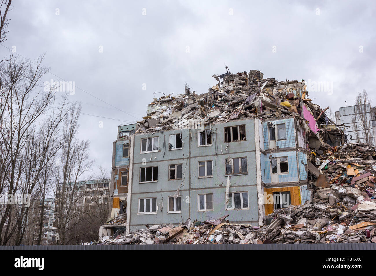 Dans cette maison, il y avait une explosion de gaz dans un des appartements a entraîné la destruction de la maison. Banque D'Images