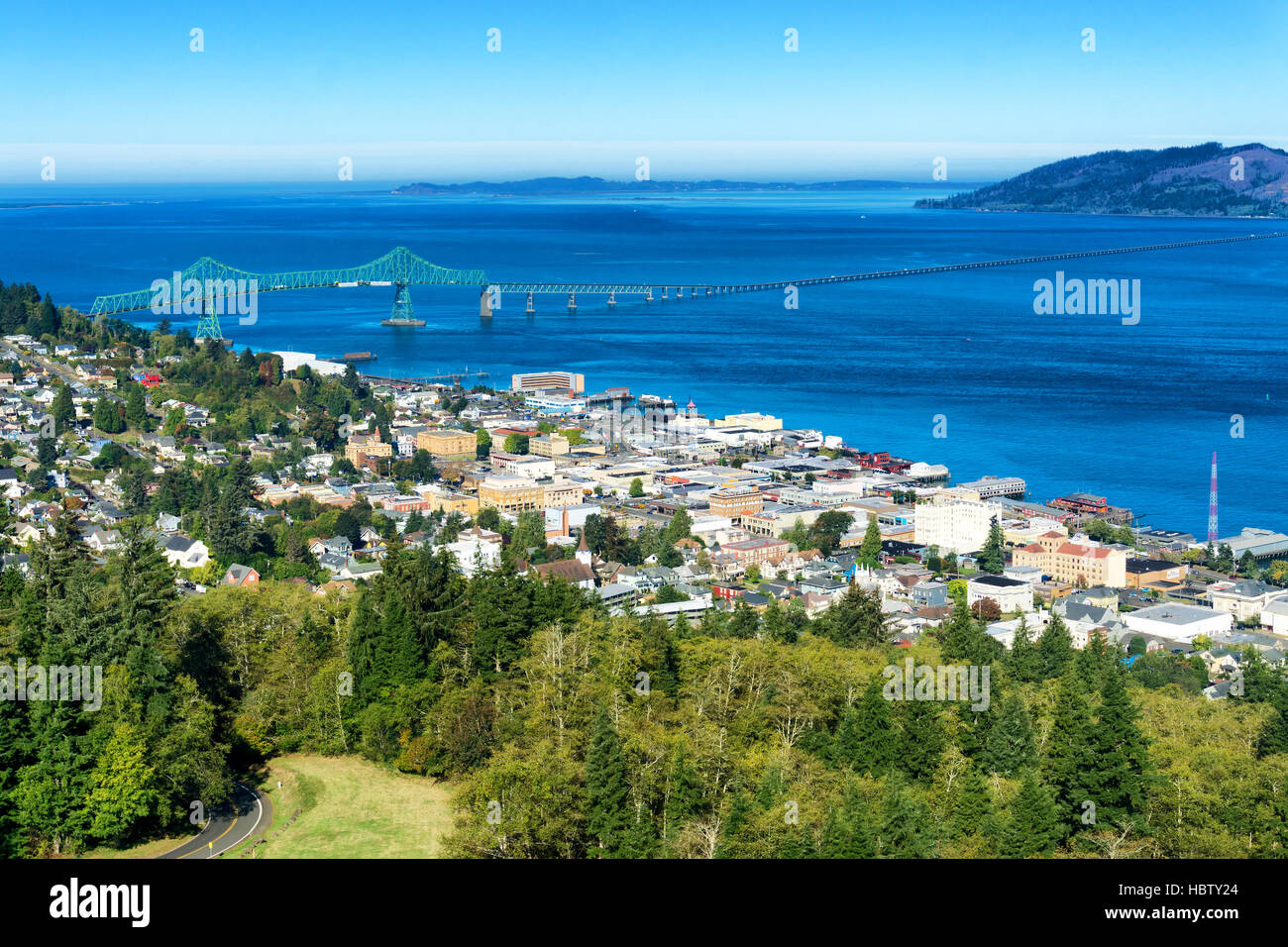 Astoria, Oregon, le premier règlement des États-Unis sur la côte du Pacifique, donne sur l'Astoria Megler pont comme il traverse le fleuve Columbia au Banque D'Images