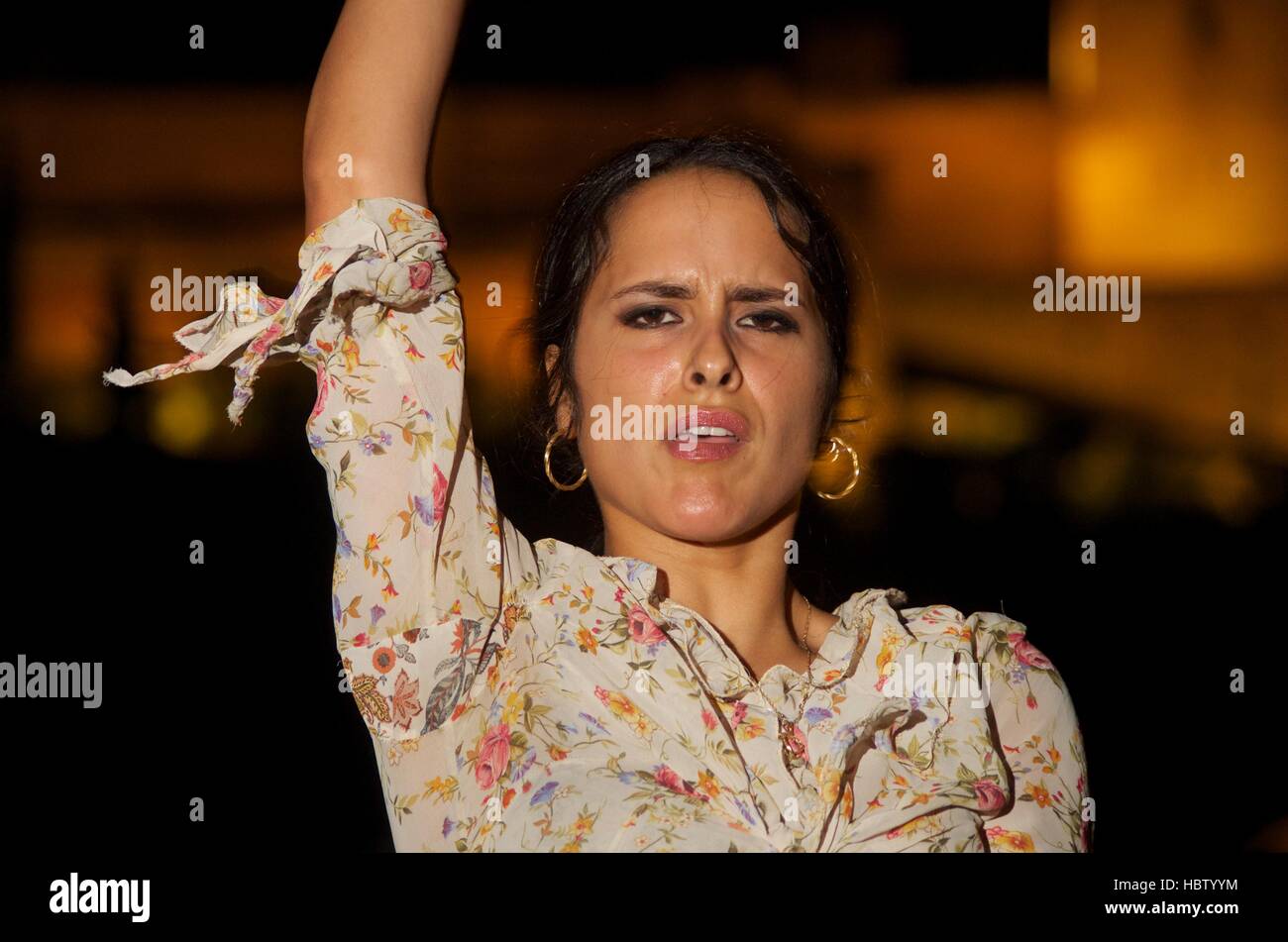 Clara danseuse de flamenco Fuentes d'effectuer dans une rue de Grenade, Espagne Banque D'Images