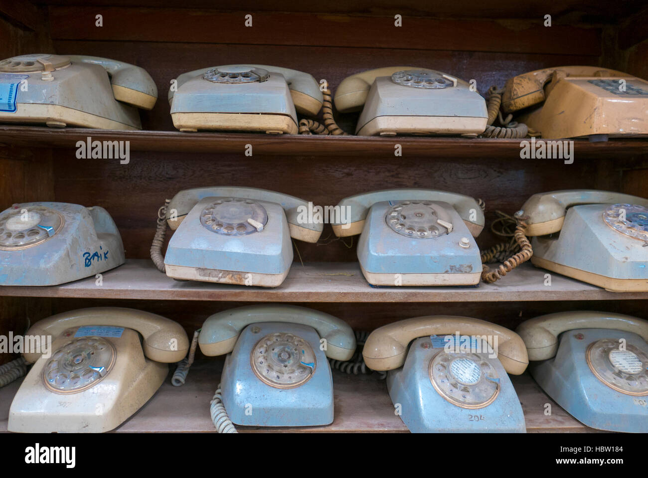Étagères en bois avec de vieux téléphones vintage bleu utilisé. L'Indonésie Banque D'Images