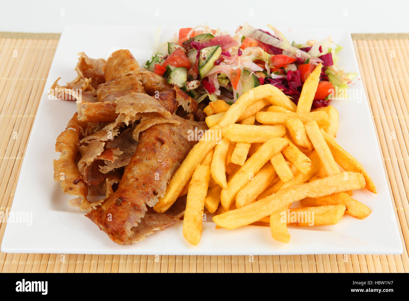 Döner Kebab avec des frites et salade Banque D'Images